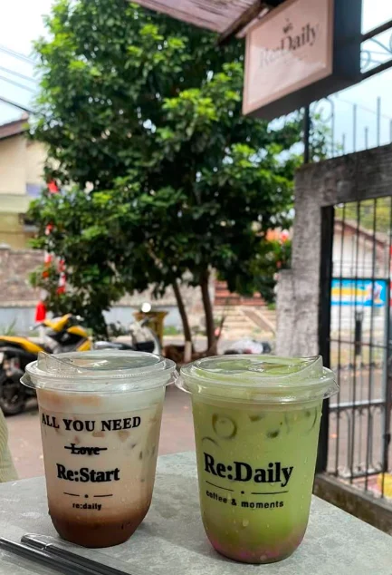 Dua minuman di Re:Daily Coffee Pamulang, gelas kiri bertuliskan Re:Start